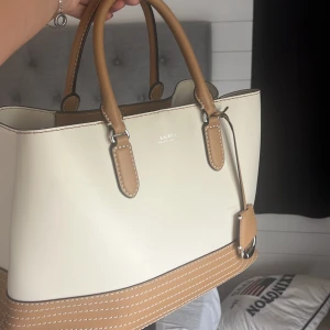 Ralph lauren väska - Snygg ralph lauren väska inköpt i Madrid 2023. Nypris 4500kr säljer för 2800