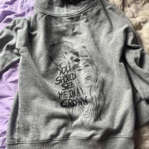 billie eilish hoodie  - ’you should see me in a crown’ kofta, jättefin, har inte använt på flera år! använd gärna köp nu knappen 🩷