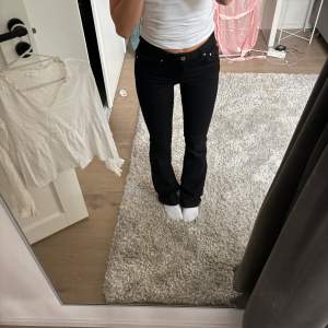 low waist svara jeans i storlek 27( passar Xs/s). Andvända en gång