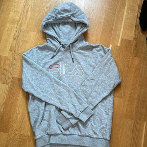 En grå hoodie från fila  - Har använt den ca en gång och är i helt ny skick. Pris kan diskuteras. 