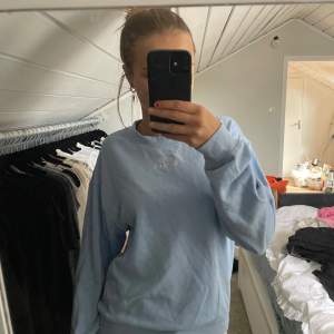 Fin blå sweatshirt från monki. Passar xs-m