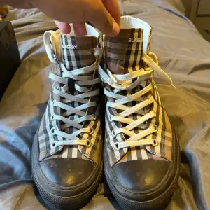 Super fräscha burberry sneakers som tyvärr inte kommer till användning 