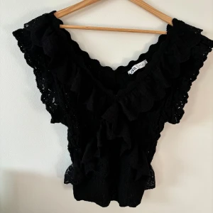 Zara topp - Zara topp i bra skick, i storlek L men passar som en S