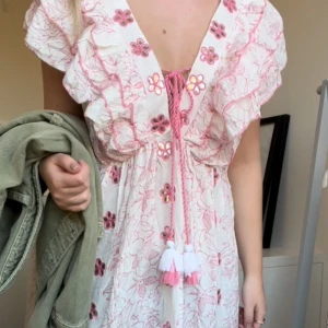 Klänning  - Säljer min så härliga sommarklänning med både volang, och ”spegel” detaljer i blommorna. 🌸💝 Den har ingen specifik stl, skulle säga att den passar xs-m kanske L beroende på hur man vill att den ska sitta. Aldrig använd därför defekt fri 💓🌸