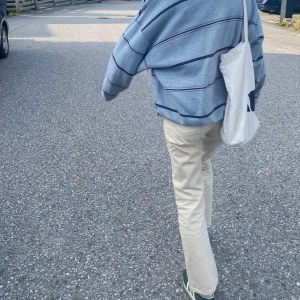 Zara jeans - Snygga vita Zara jeans. Åt creme-hållet. I gott skick. Min syrra på bilden är 167💞