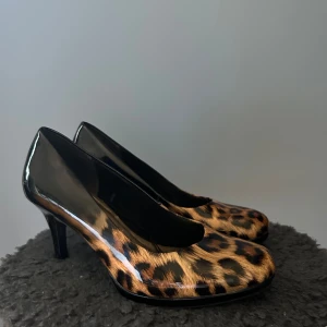 Klacksko leopard - Säljer klackskor med leopardprint i stl 40-41😻 Finns inga tydliga defekter på skorna, nyskick⭐️ 