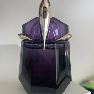 Alien Mugler Parfym - Säljer min Alien Mugler parfym i 30ml som jag knappt använt, se bild.