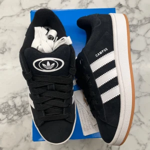 Adidas Campus 00s ”Black Gum” Juniormodellen  - Helt nya och oanvända Adidas campus 00s ”Black Gum” i storlek 38. Pris: 1099+frakt. Köp tryggt och snabbt hos oss. Skicka ett DM för frågor eller använd köp nu. 