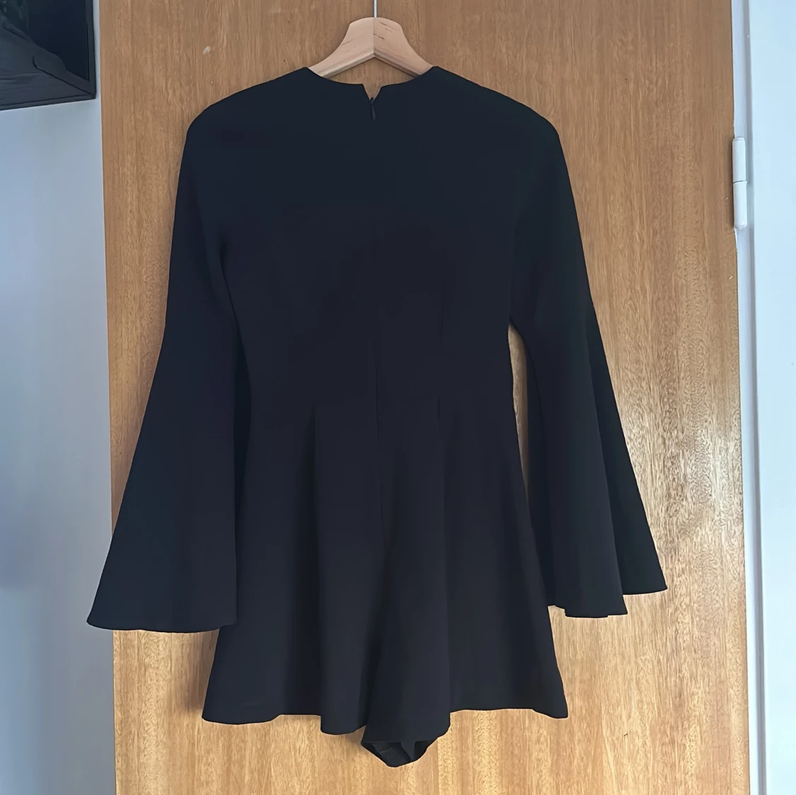 Svart klänning med knytning - 91