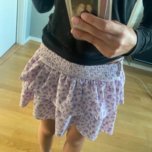 söt kjol - Säljer denna söta kjolen, pris kan diskuteras💓