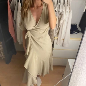 Klänning  - Jätte fin oanvänd klänning från Pernilla Wahlgrens kollektion