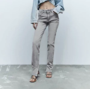 gråa jeans zara - säljer ett par gråa jeans ifrån zara som jag tror e helt slutsålda. Bra skick har klippt lite där nere och kan skicka fler bilder privat🩷