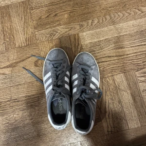 Adidas skor - Grå adidas skor i nyskick, använt en gång sedan de köptes! 