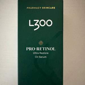 L300 Pro-Retinol Ultra Restore Oil Serum är ett kraftfullt serum med pro-retinol som effektivt reducerar rynkor och fina linjer och ger en starkare hud med förbättrad textur. Innehåller havtornsextrakt och alger som lugnar huden. Dermatologiskt testad och oparfymerad. Passar alla hudtyper.