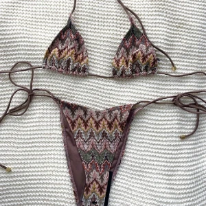Missoni liknande bikini MEDIUM - Säljer denna super fina bikini från Asos. Endast testad, säljer då returtiden gått ut.  Lägger ut annonsen på nytt då jag blev utloggad från mitt konto. Köparen står för frakten🧡