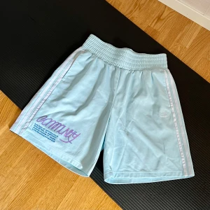 Adidas boxingshorts - Snygga ”boxingshorts” från Adidas. I nyskick. Storlek (på lappen) 42 men jag skulle säga 38/M.