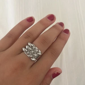 Edblad ring - Jättesnygg ring från edblad med nitar. Säljer då jag har bytt till guld smycken och därav inte får någon användning av den💕💕jättebra skick( pris går att diskuteras)