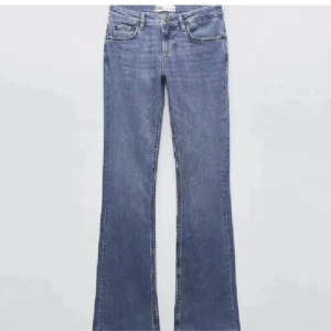 Zara Low Waits Bootcut Jeans ZW - Säljer dessa blå jeans från zara! Inga defekter och storlek 34🥰