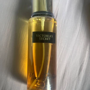 Victoria secret body mist i doft av mango temptation - Har använt cirka 10ggr i de e mycket kvar i flaskan nästan full, köpte för runt 200 o säljer för 135 + frakt 