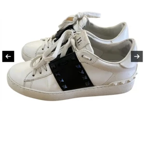 Valentino garavani skor - valentinos svarta med nitar🖤säljs med äktehetsbevis, kvitto, dustbag, låda, extra nitar och helt nya oanvända anpassade skosnöre. Köpa på vestaire collectitive och bilderna är lånade därifrån💕8500 nya❣️kan gå ner i pris då bilderna är när jag köpte