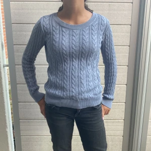 En tröja från hm  - Den har ej liten fläck på ryggen 