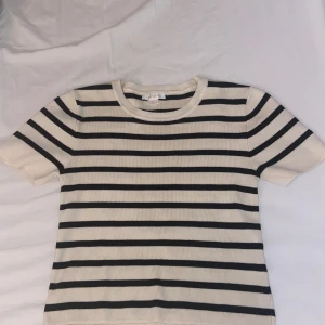 Tajt tröja från gina young - Har används 2-3 gånger❣️Denna säljs inte längre