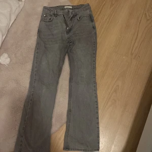 Jeans - Mina gråa jeans säljer jag för att dem har blivit för små🤍