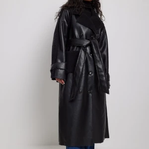 Kappa  - En svart skinnkappa, användes bara en vinter, är i jättebra skick 