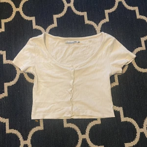  Vit t-shirt  - Använd ungefär 5/10 gånger 