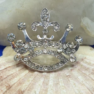 Brosch  - Krona - Den här broschen föreställer en krona och måtten är ca 4.5×3.5 cm. Guldfärgad metall med vacker ytstruktur och transparanta kristaller. Otroligt vacker och elegant brosch av hög kvalitet.
