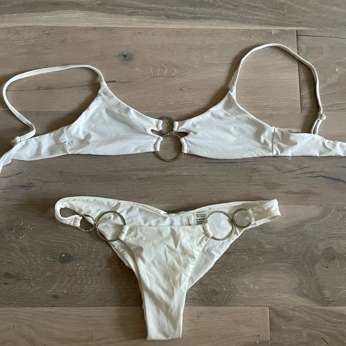 Vit bikini med ringdetaljer