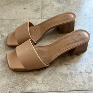 Beiga sandaler med klack NA-KD - Beiga sandaler med klack från NA-KD i stl 39. Mycket fint skick, knappt använda! 🤎