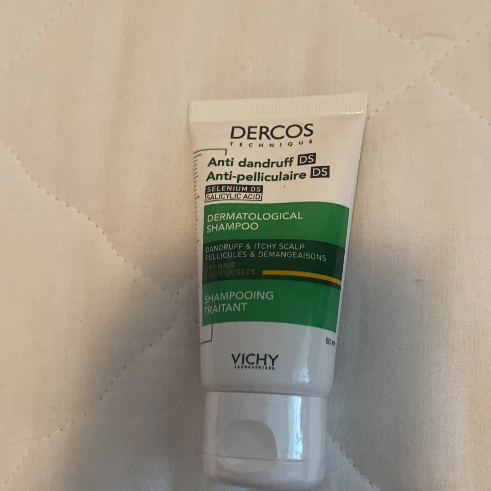 Dercos Anti-dandruff DS Shampoo från Vichy är ett dermatologiskt schampo som behandlar mjäll och kliande hårbotten. Innehåller selen DS och salicylsyra.. Skönhet.