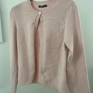 Slutsåld kofta från Gina Tricot  - Aldrig använd, prislappen är kvar✨✨ Koftan är slutsåld både i butik och på hemsidan (skicka meddelande för bättre bilder)