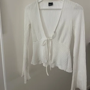 Slutsåld knyttopp - Använd endast 1 gång, pssar perfekt som festtopp🤩 Den är typ slutsåld på hemsidan och finns inte i butik längre✨(skicka meddelande för bättre bilder)