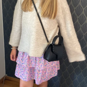 Mini volang kjol  - Fin kjol med blomm mönster 💕🌸 Inga defekter 💕