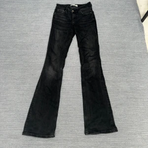 Zara jeans - Low waist bootcut zara jeans, inga defekter!💘