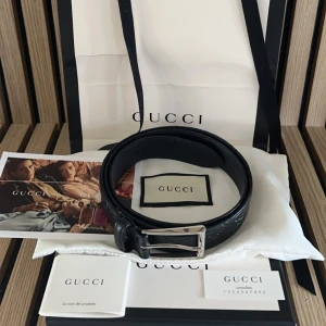 Gucci Signature Belt With GG Detail - Gucci Signature Belt With GG Detail🎩  -Storlek: 95 (Finns flertal hål) -Skick: 9/10 -Nypris: 4350kr -Vårat pris: 2200kr -Frakt: Ingår📦 (Levereras dubbel-boxat)  Og: Box, dustbag, påse, tags Tveka inte att höra av dig vid minsta frågan!