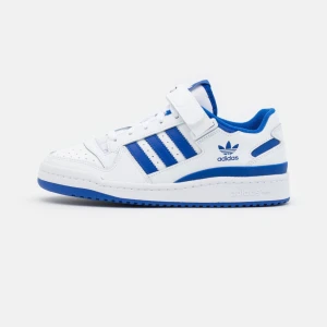 Adidas forum low unisex  - Säljer dessa skorna för de inte längre kommer till användning. Använd men ändå hyfsat bra skick, lite noppriga vid inne sidan annars är de bra skick. Skriv för fler bilder eller vid minsta lilla fråga💕