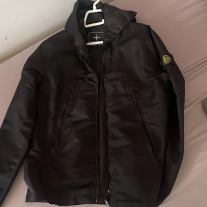 Stone island jacka  - Sick 6/10 håll i vänstra fickan annars ganska bra. Storleken xl men passar L och är lite stor på M.