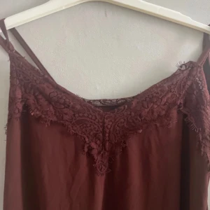 Brunt/vintött spets linne - Brunt/vinrött spets linne från amisu,knappt använd, skriv för fler bilder💞