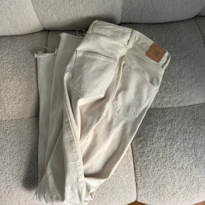 JEANS ZARA - Krämvita jeans ifrån zara i perfekta modellen !!
