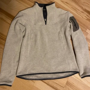Arcteryx polartec fleece strl S - Gosig och varm polartec tröja, som varit en favorit under kalla dagar.  Tyvärr har jag vuxit ur denna.  Säljes i fint skick! Kolla gärna in mina andra annonser för samfrakt!