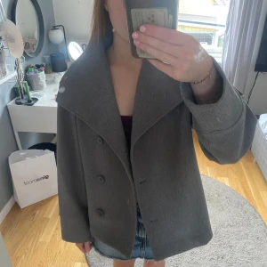 Grå kappa!! - En grå kappa från ginatricot, storlek 158/164, passar perfekt på mig som brukar ha xs/s💕använd en säsong! Köparen står för frakten 