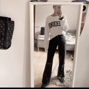 Stradivarius jeans - Stradivarius  Svart tvätt Strl: 32 Jag är 170cm för referens till bilden Straight fit