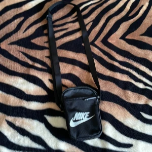 Nike väska  - Nike väska i 10/10 skick helt ny aldrig använd. 