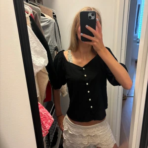 Blus med knappar  - Superfin svart blus som man kan ha Off/on shoulder, helt oanvänd med prislappen kvar!!🥰