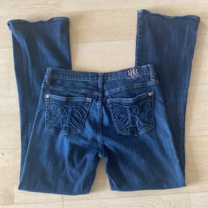 Snygga Rock&Republic Jeans - Rock&Republic jeans med fräna fickor! Köpta på Plick.💕 Säljer dem då de var för stora. Kom gärna med frågor! De är bootcut och har midjemåttet 44cm. Innerbenet är strax under 80cm.💕