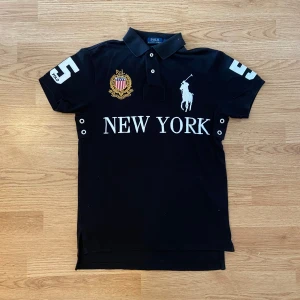 Ralph Lauren New York Polo/Pike - ! Skicka bud för snabb affär ! Fet Ralph Lauren New York piké, storlek S. Bra skick. Skriv om ni undrar någonting eller om ni vill ha fler bilder 📲