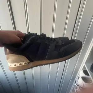 Hejsan! Säljer nu mina Valentino Rockrunners. Skorna är i ett ganska bra skick, och dem är äkta. Storlek 44 men passar även 45. Kom dm för fler frågor😊🤗